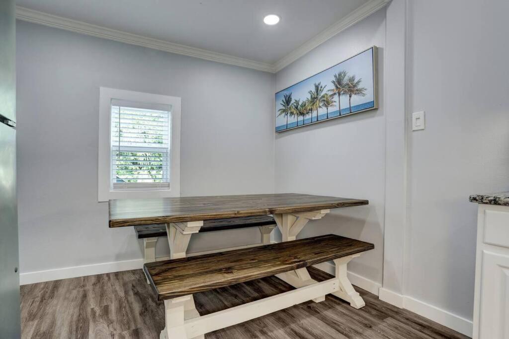 Renovated Beach Bungalow! Galveston Eksteriør bilde